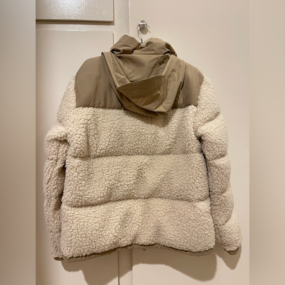 The North Face Nupste Beige and Cream Sherpa Jacket Unisex - Picture 2 of 5